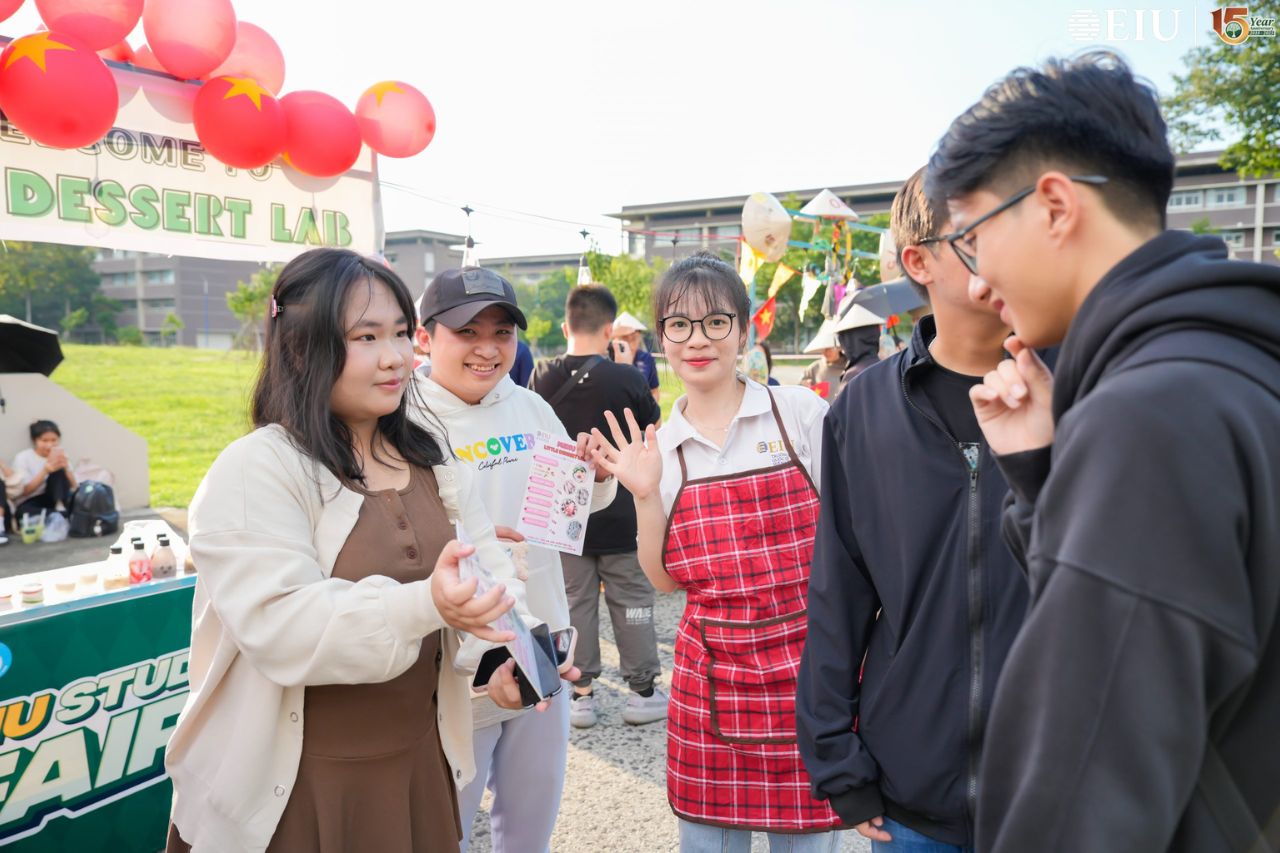 Sinh viên tham gia EIU Student Fair 2025
