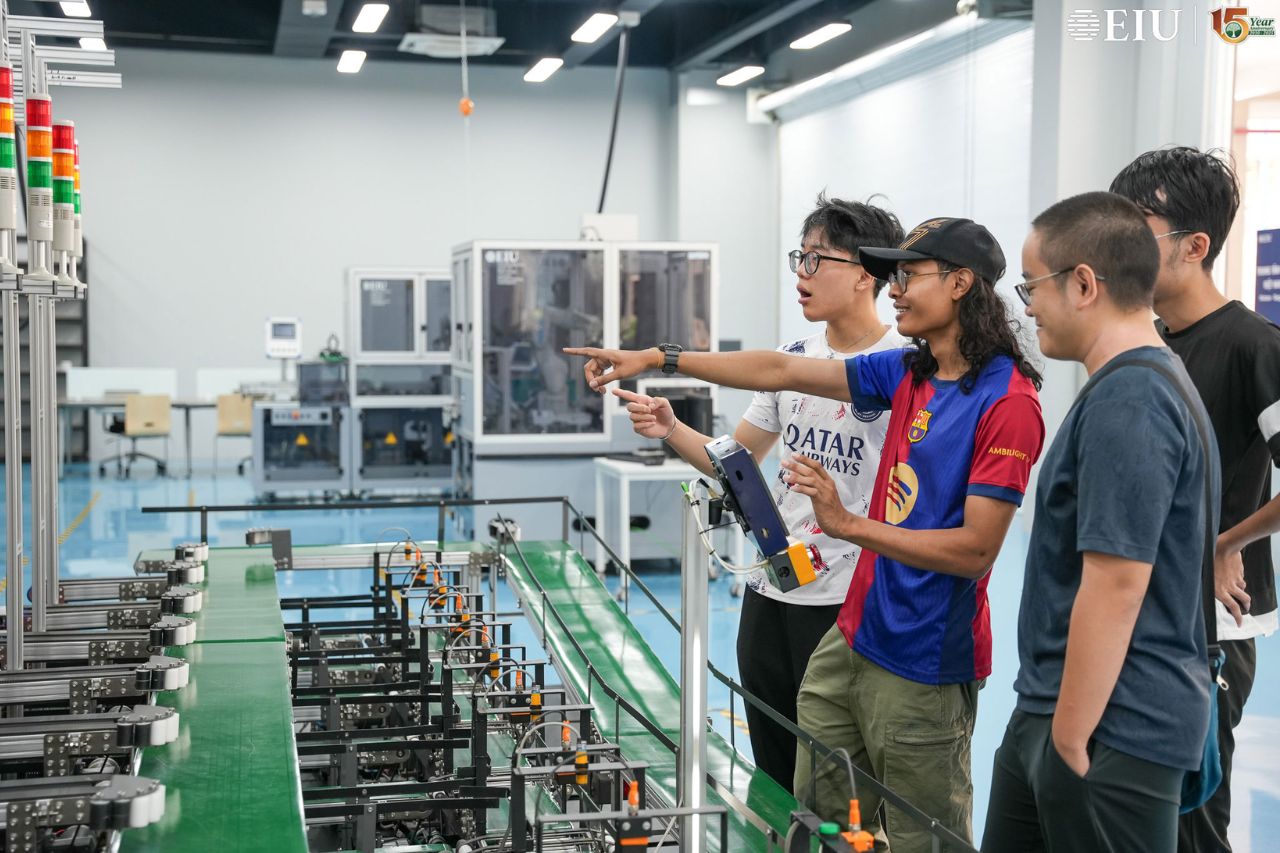Sinh viên Trường Nanyang Polytechnic thực hành tại IIC