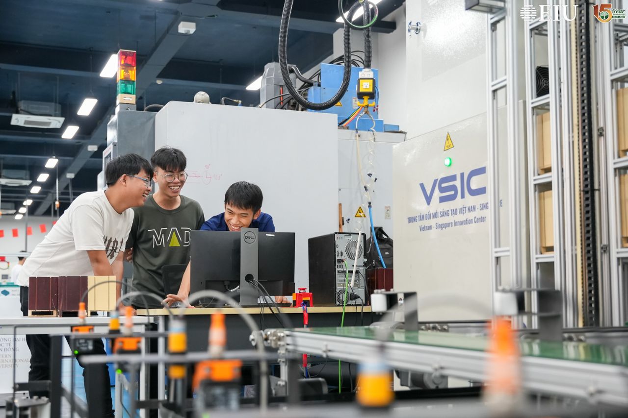 Sinh viên Trường Nanyang Polytechnic thực hành tại IIC