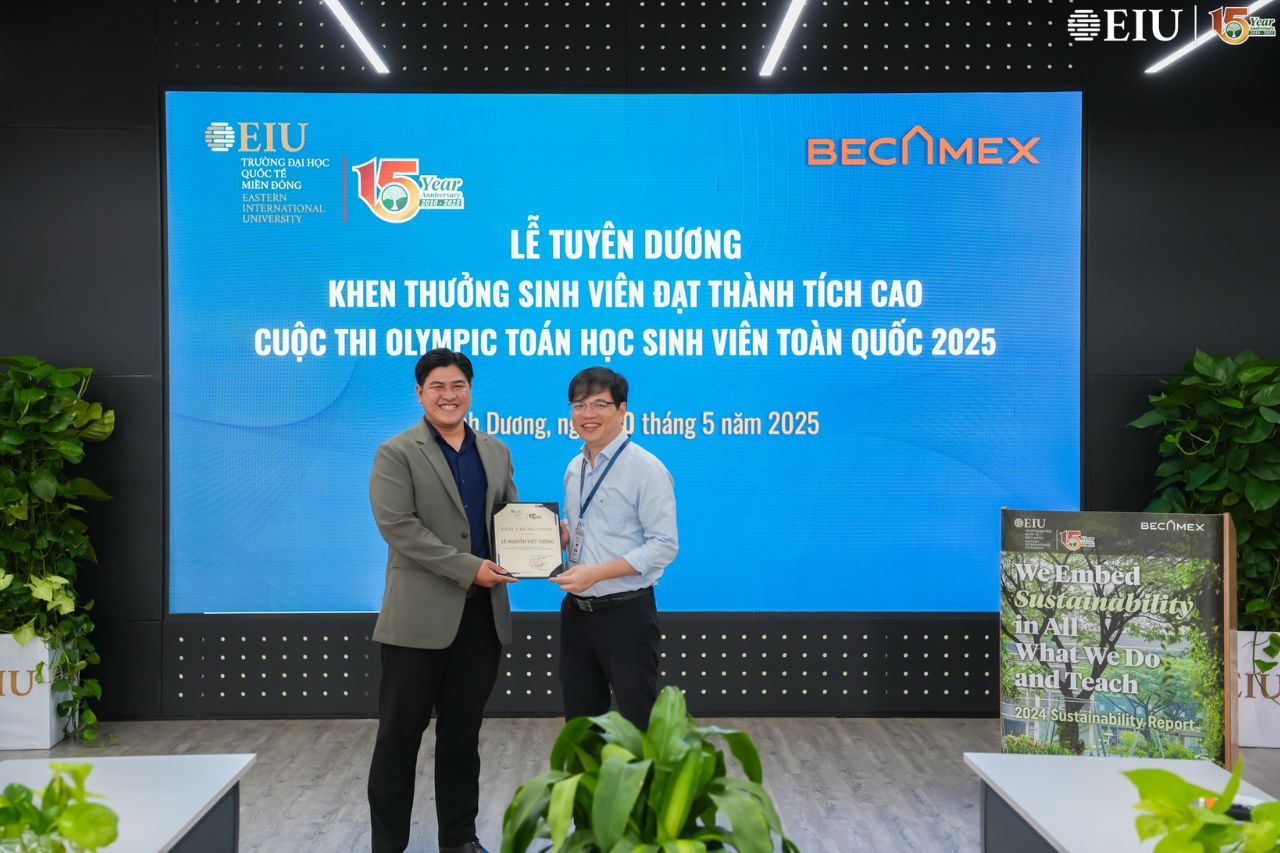 Nhà trường trao chứng nhận cho Giảng viên Khoa Giáo dục đại cương