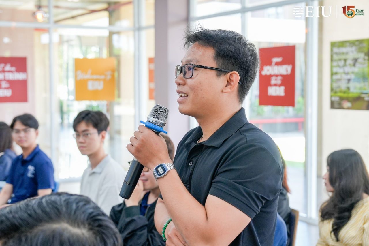 Sinh viên đặt câu hỏi thắc mắc đến các khách mời