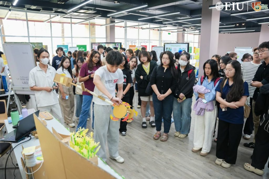 Sinh viên trình bày các giải pháp tại sự kiện “Gallery Walk”