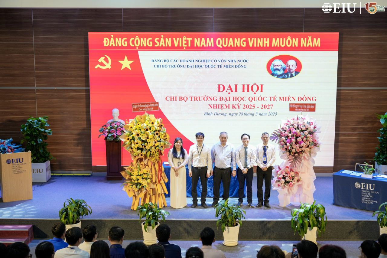 Đảng ủy các doanh nghiệp có vốn Nhà nước và Lãnh đạo Nhà trường tặng hoa chúc mừng đại hội