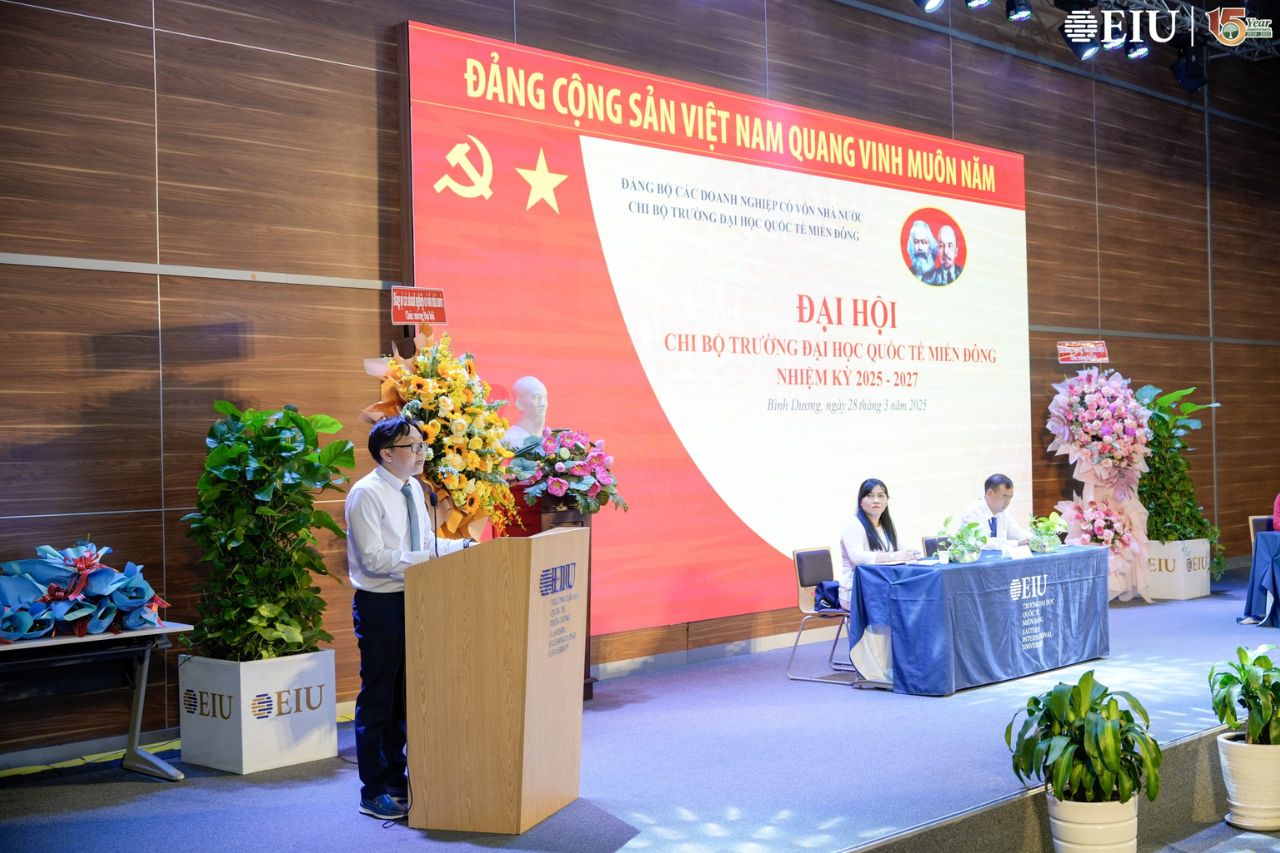 Bí thư Chi bộ Nhà trường báo cáo tại Đại hội