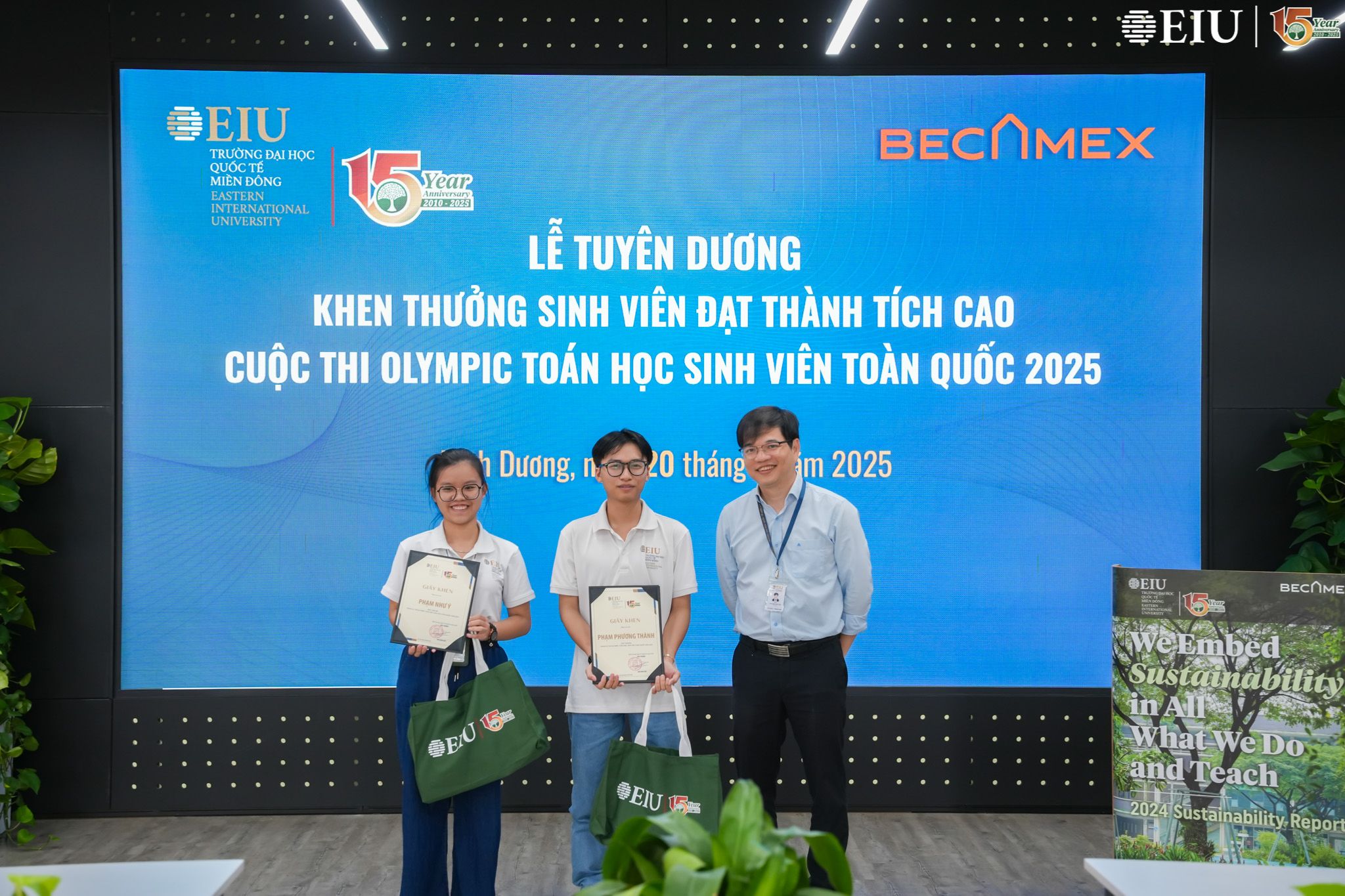 Hiệu trưởng nhà trường trao chứng nhận