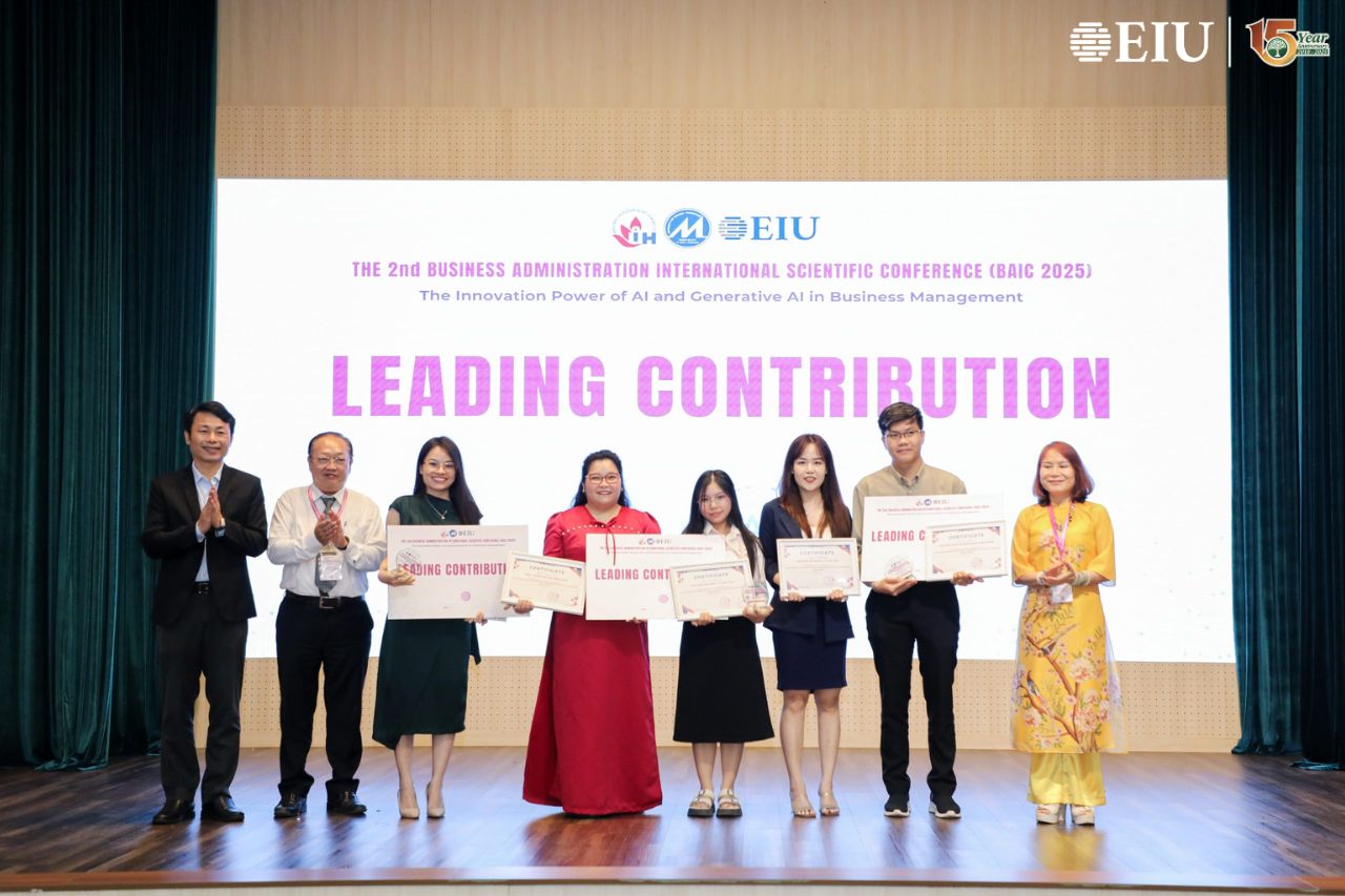 Ban Tổ chức Hội thảo trao giấy chứng nhận cho các tác giả có bài báo nghiên cứu xuất sắc