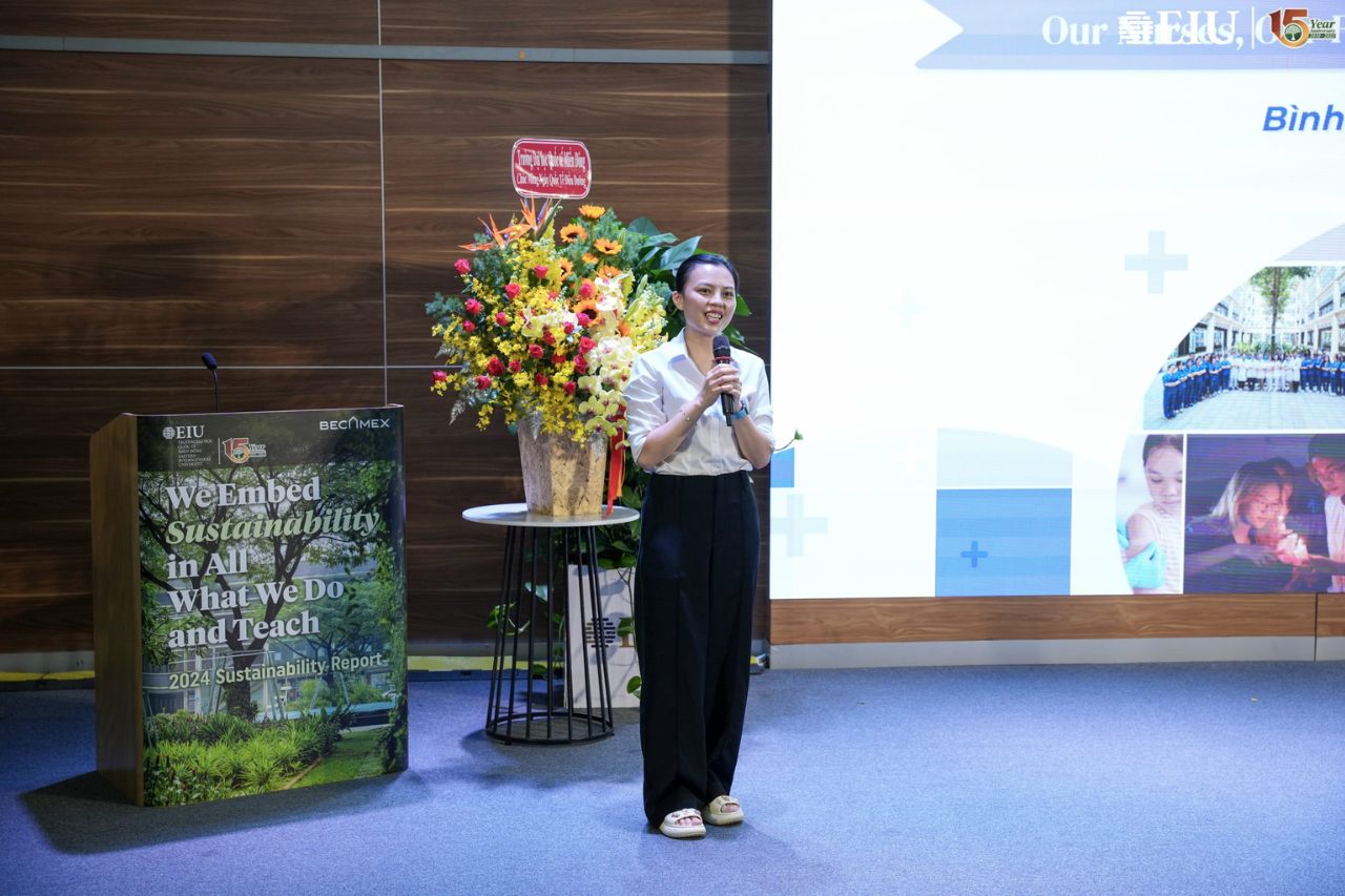 Cựu sinh viên, khách mời chia sẻ