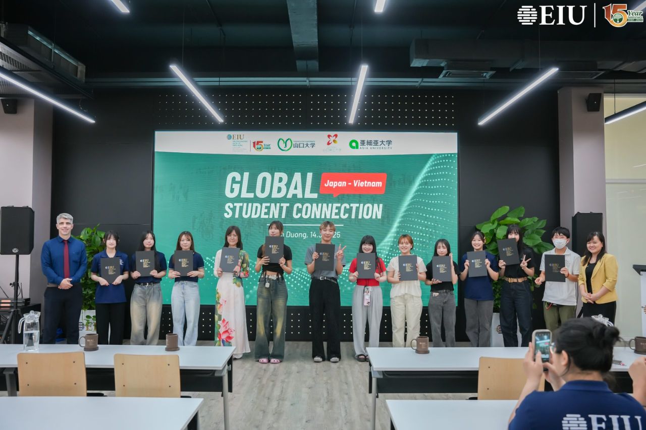 EIU trao chứng nhận hoàn thành khóa học tiếng Anh cho các sinh viên Nhật Bản