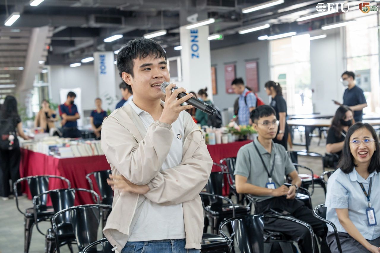 Sinh viên đặt câu hỏi đến thầy Nguyễn Tấn Lợi xoay quanh chủ đề của talkshow