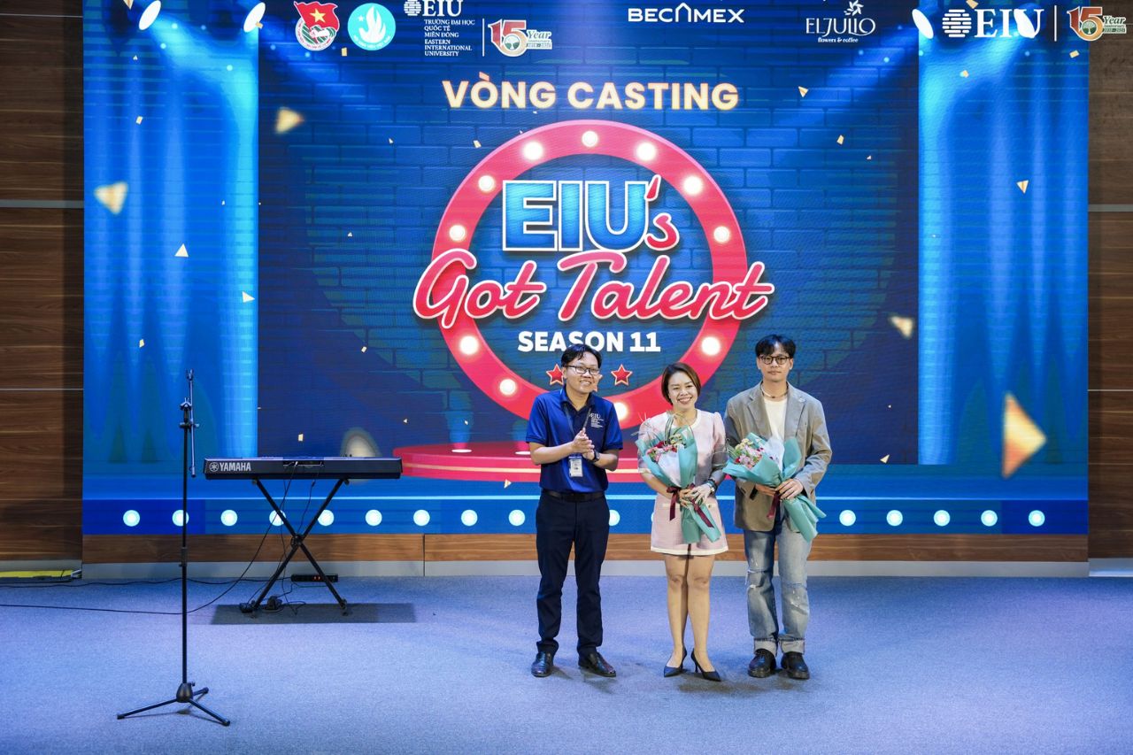 Trao tặng hoa cho BGK của EIU's Got Talent Season 11