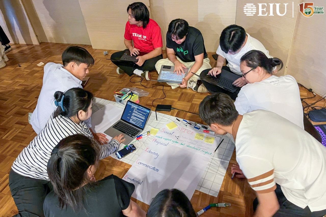 Sinh viên EIU trao đổi cùng sinh viên SP 