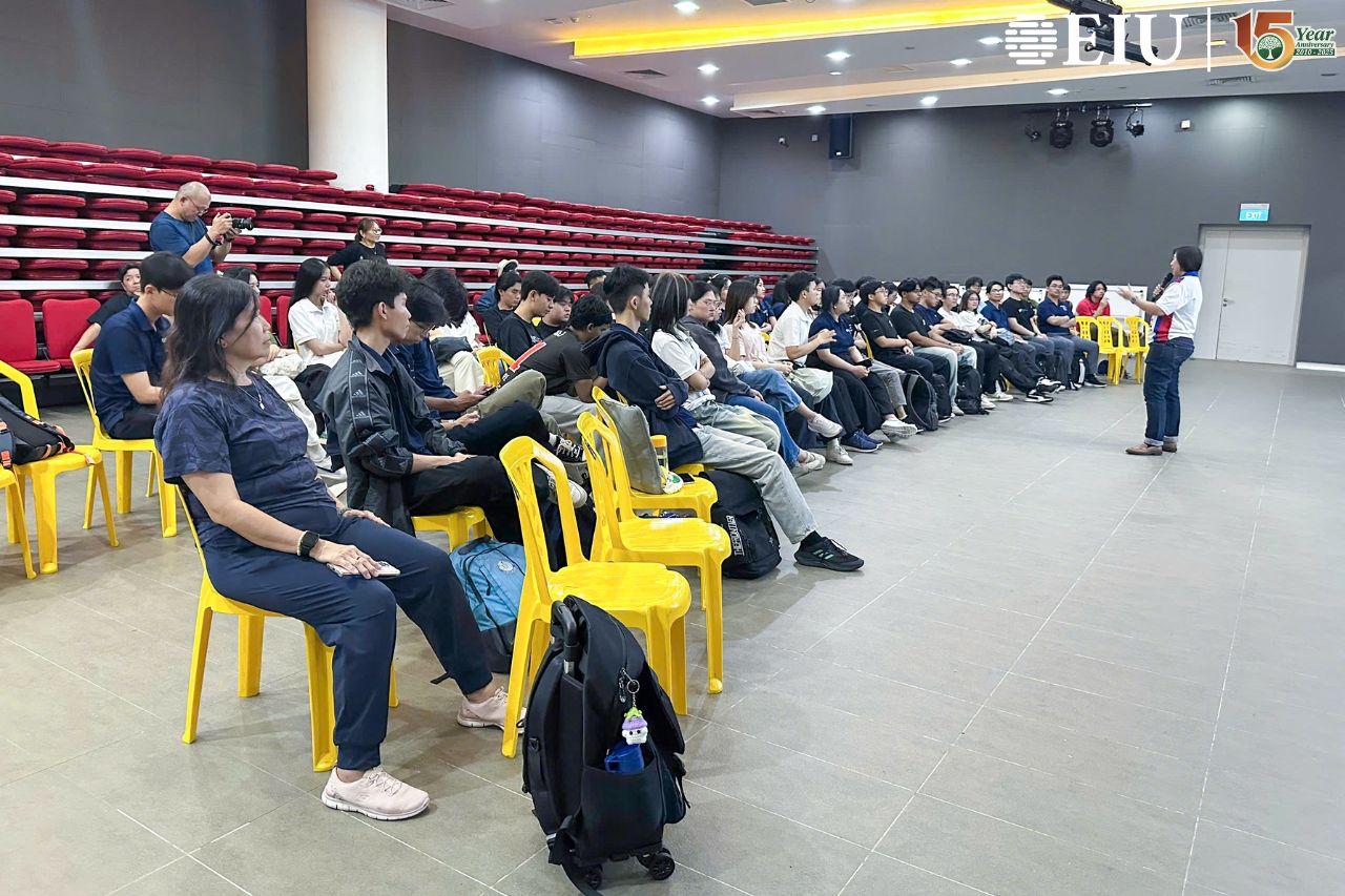 Sinh viên EIU lắng nghe ý kiến từ các chuyên gia