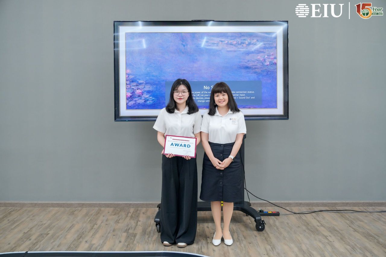 TS Nguyễn Minh Hiền trao chứng nhận cho sinh viên