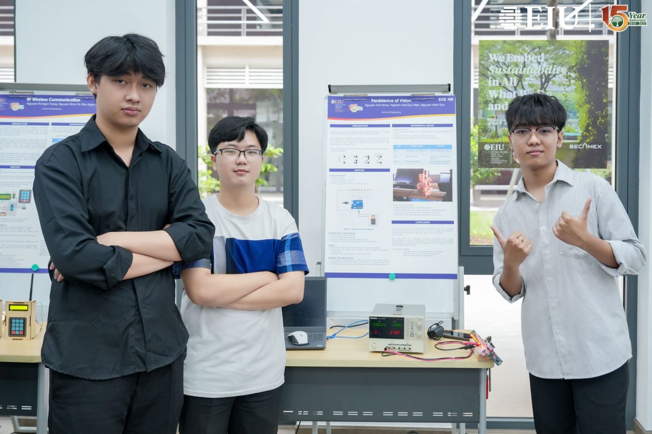 Sinh viên trình bày poster và sản phẩm