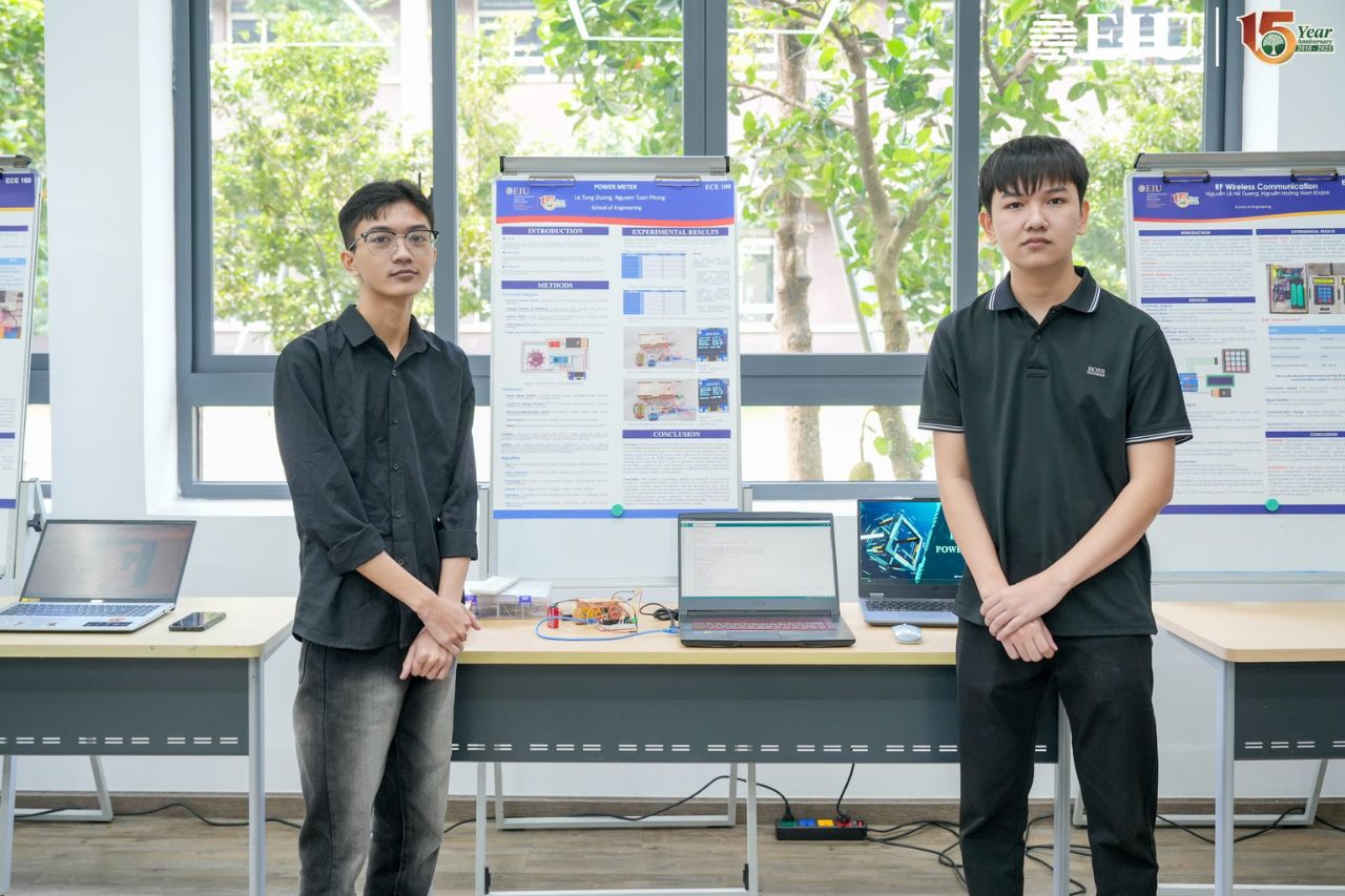 Sinh viên trình bày poster và sản phẩm