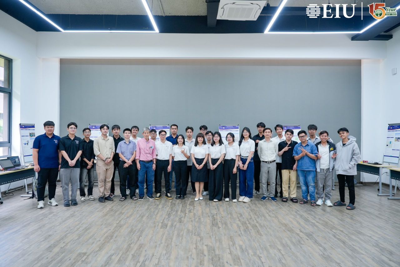 Giảng viên và sinh viên chụp ảnh lưu niệm
