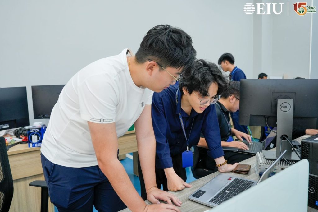 Sinh viên SMU thực tập chuyên sâu tại IIC