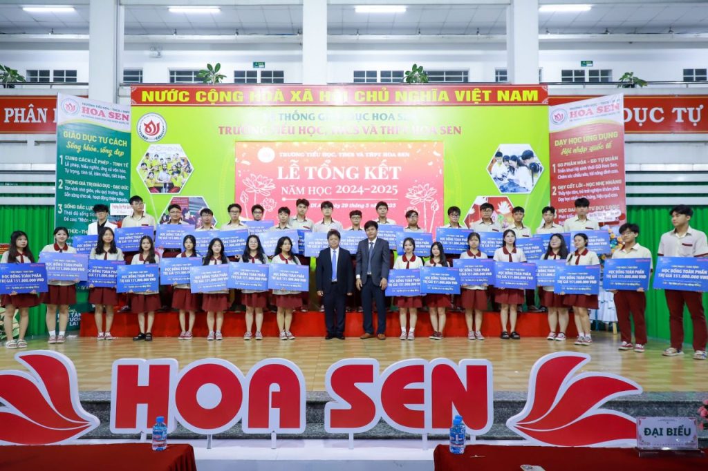 Trao học bổng toàn phần cho các học sinh Trường
