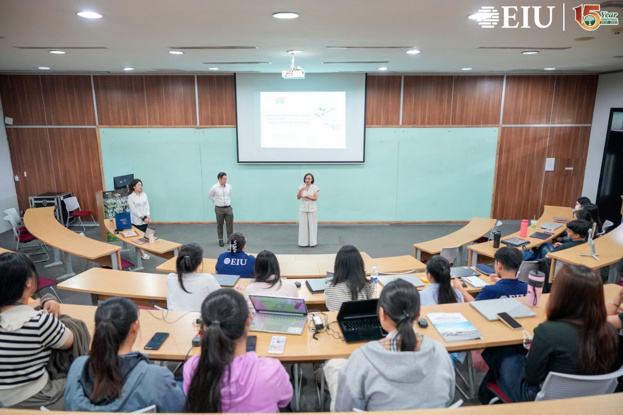 Giảng viên Khoa Quản trị kinh doanh trao đổi với sinh viên trong workshop