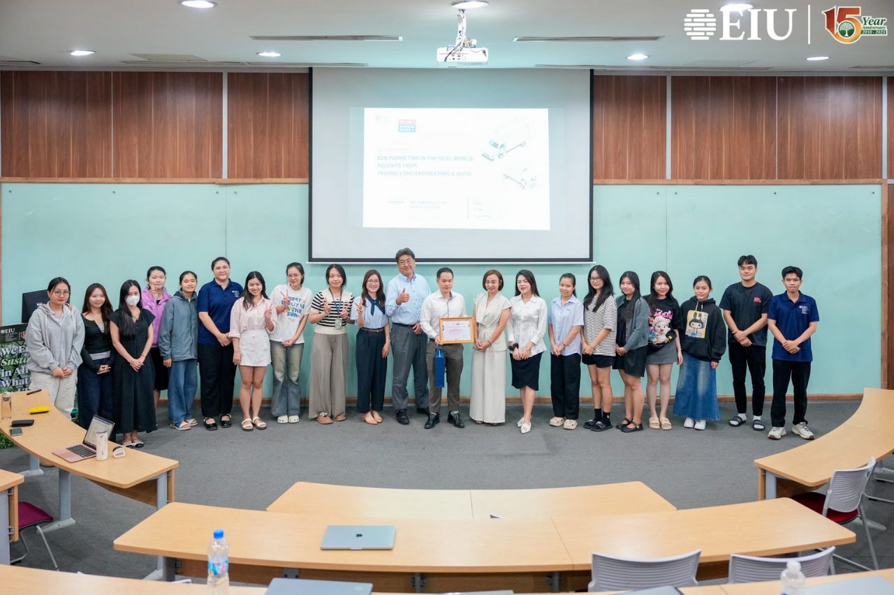 Chụp hình lưu niệm khi kết thúc chương trình
