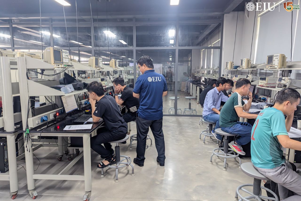 Các kỹ sư Công ty EWI học thực hành tại EIU