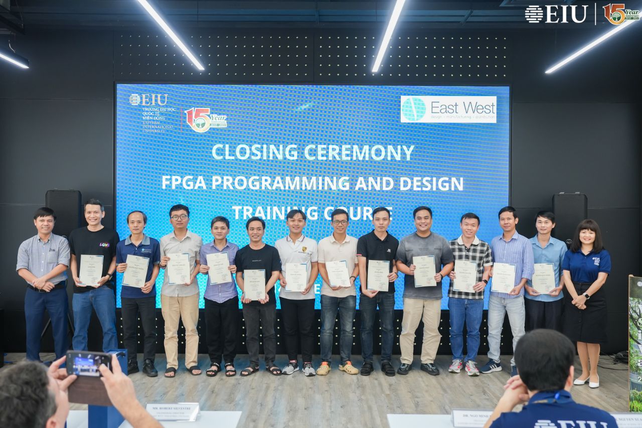 Trao Giấy chứng nhận hoàn thành khóa học cho các kỹ sư của EWI
