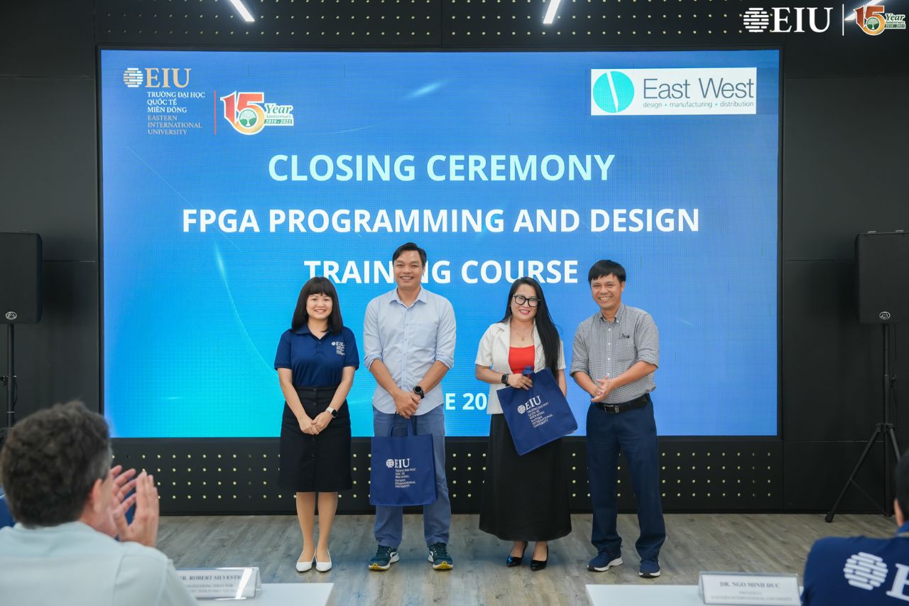 Lãnh đạo Khoa Kỹ thuật EIU trao quà lưu niệm