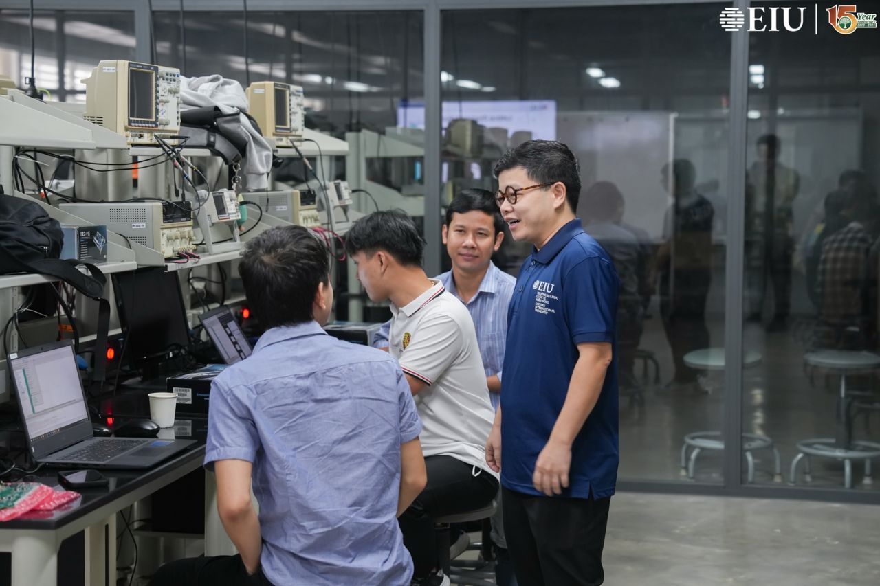 Các kỹ sư Công ty EWI học thực hành tại EIU