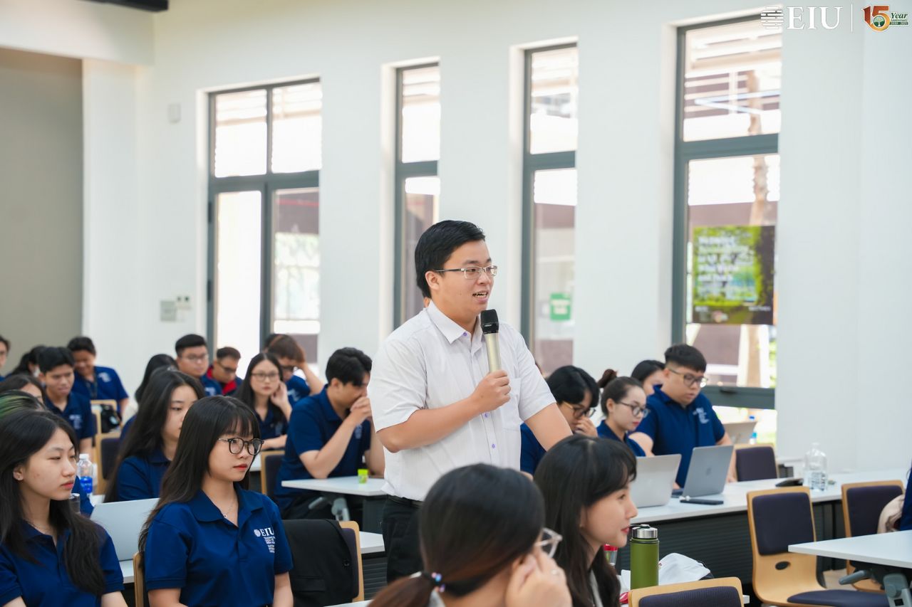 Sinh viên đặt câu hỏi thắc mắc cho khách mời