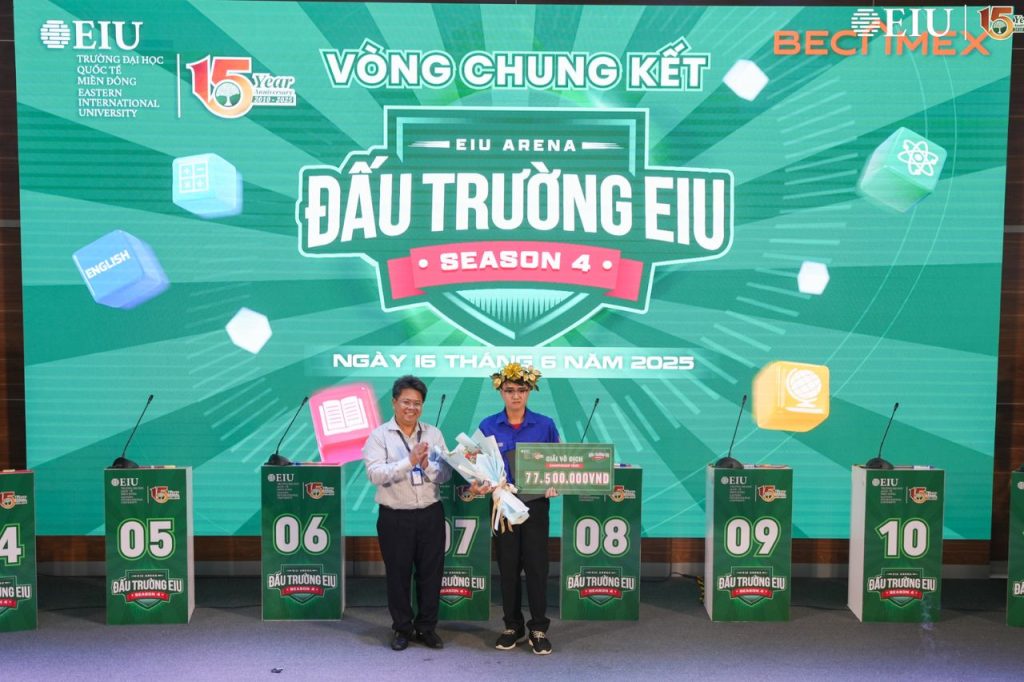 Phó Hiệu trưởng EIU trao giải Quán quân cho em Tống Đức Thịnh