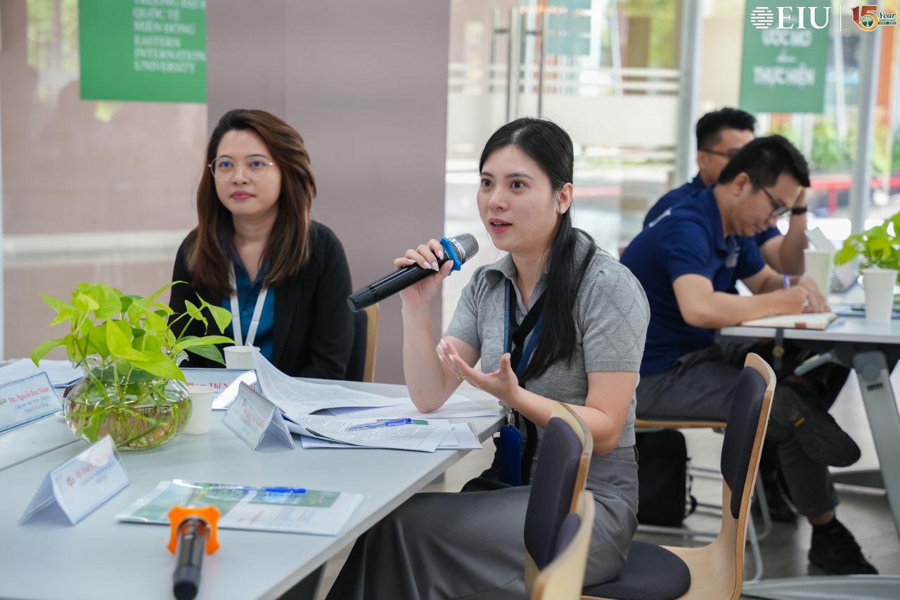 Cựu sinh viên đóng góp ý kiến