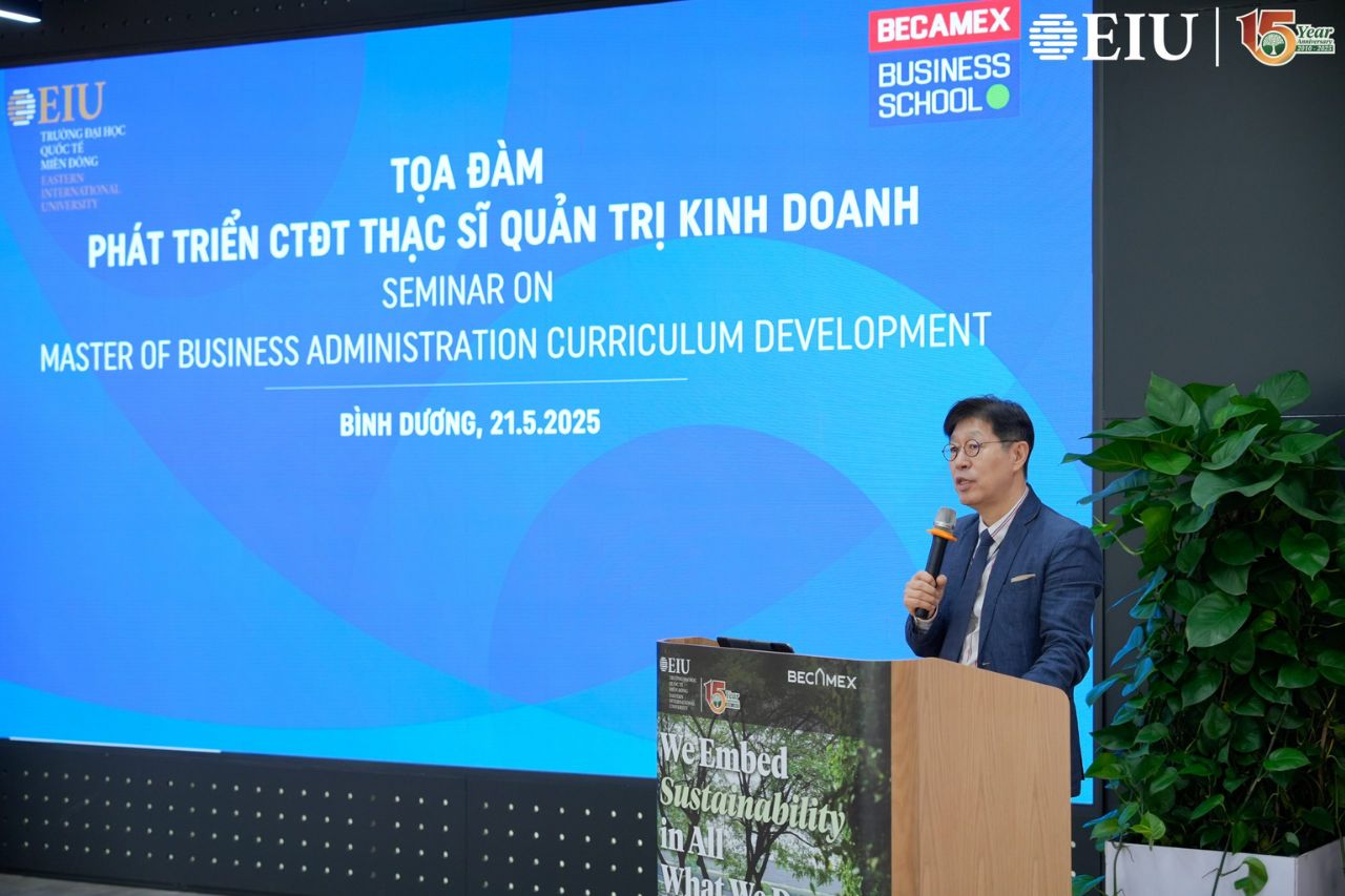 Trưởng Khoa Quản trị kinh doanh EIU phát biểu