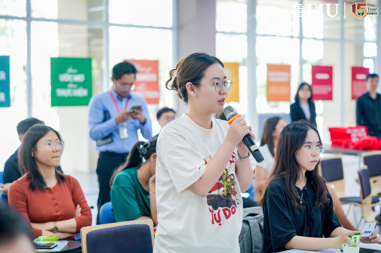 Sinh viên Nhà trường đặt câu hỏi thắc mắc đến hai diễn giả