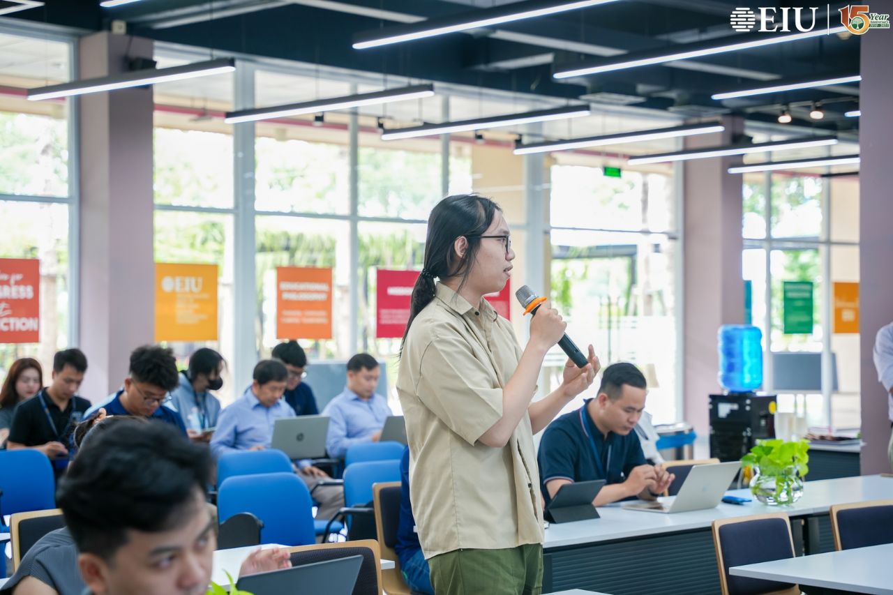 Sinh viên đặt câu hỏi tại chương trình