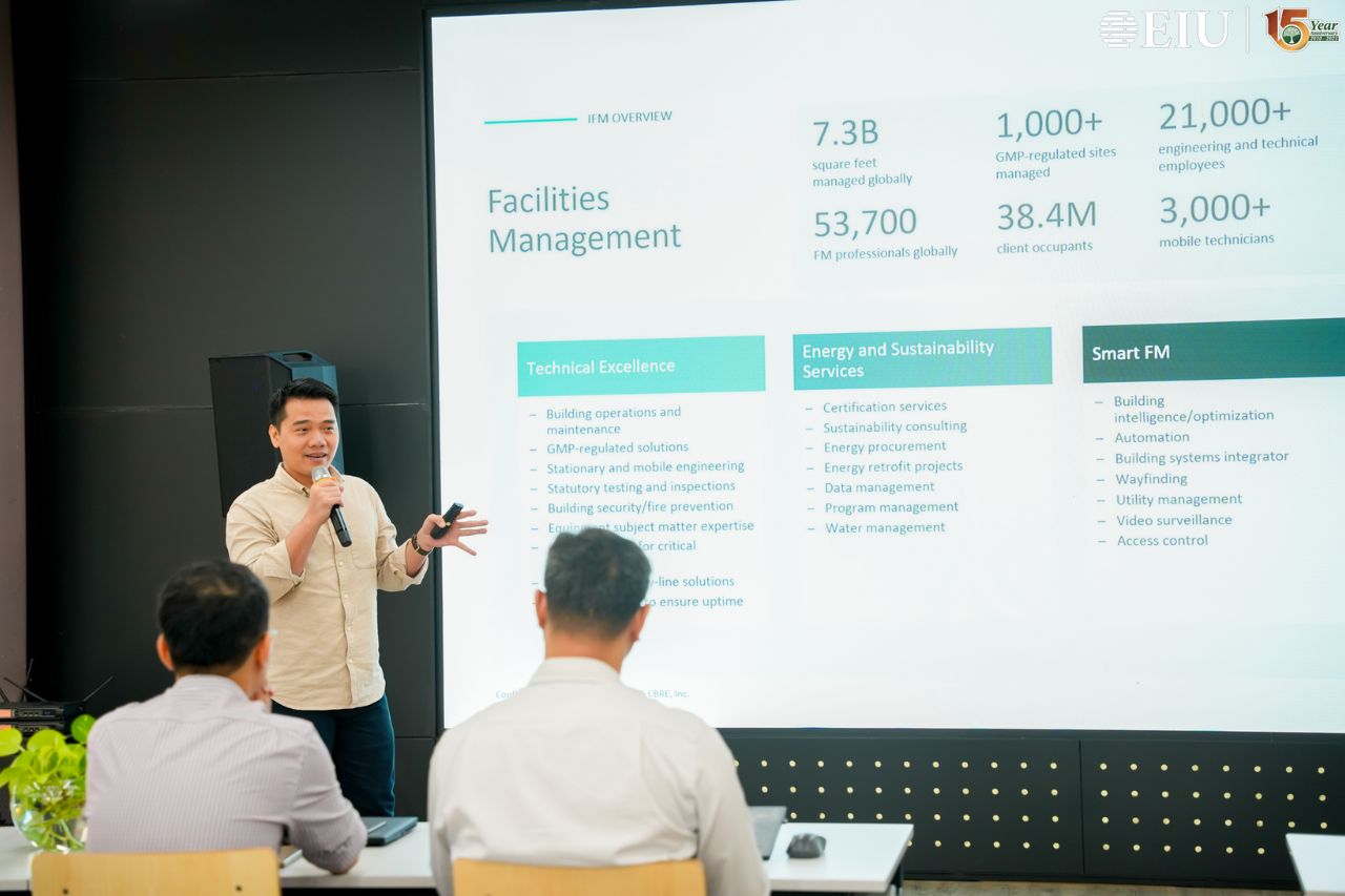 Các diễn giả chia sẻ tại chương trình