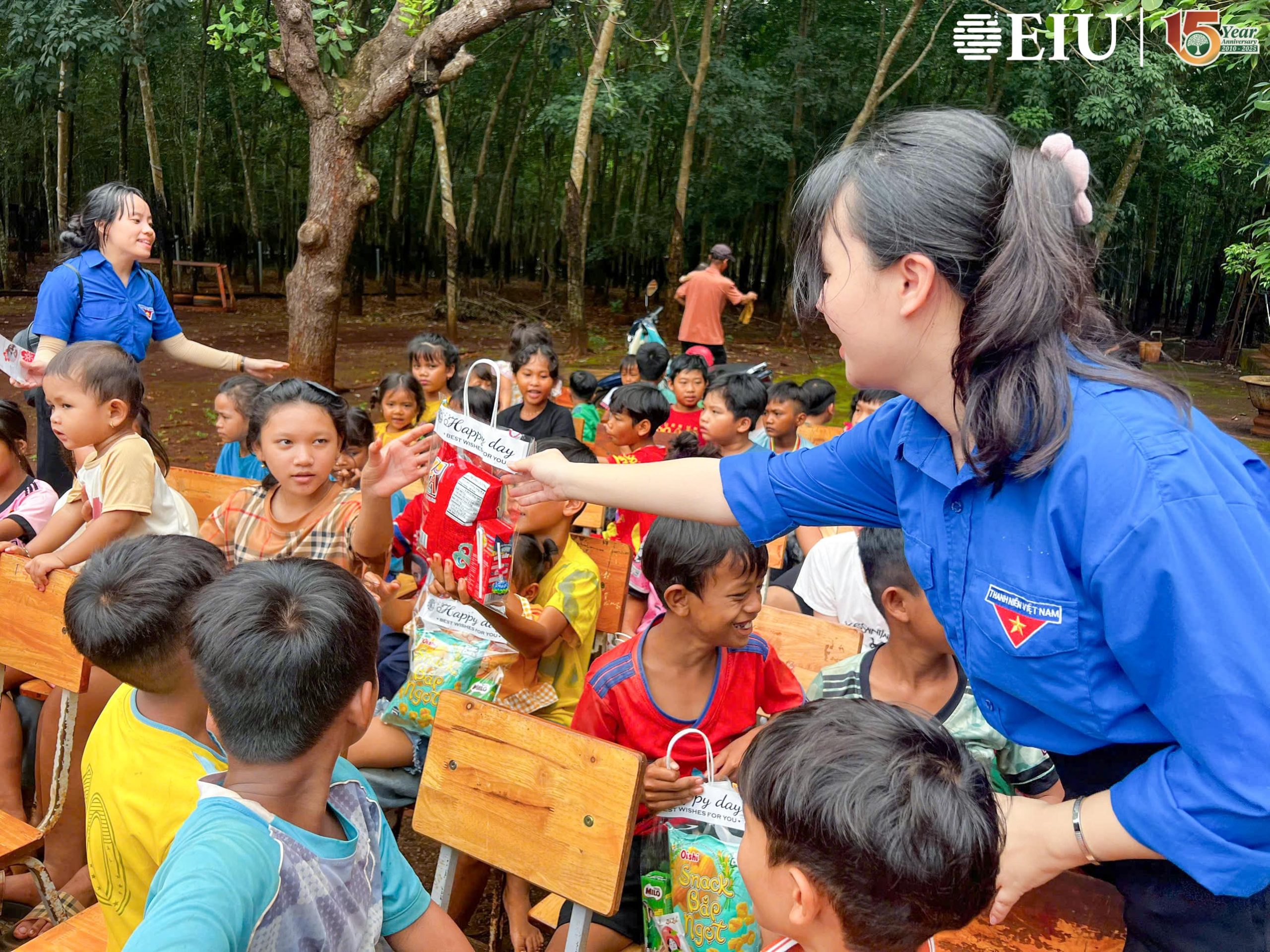 Sinh viên EIU tặng quà cho các em học sinh