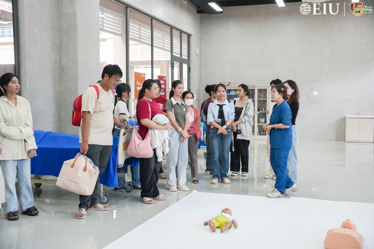 Học sinh tham quan môi trường học tập tại EIU