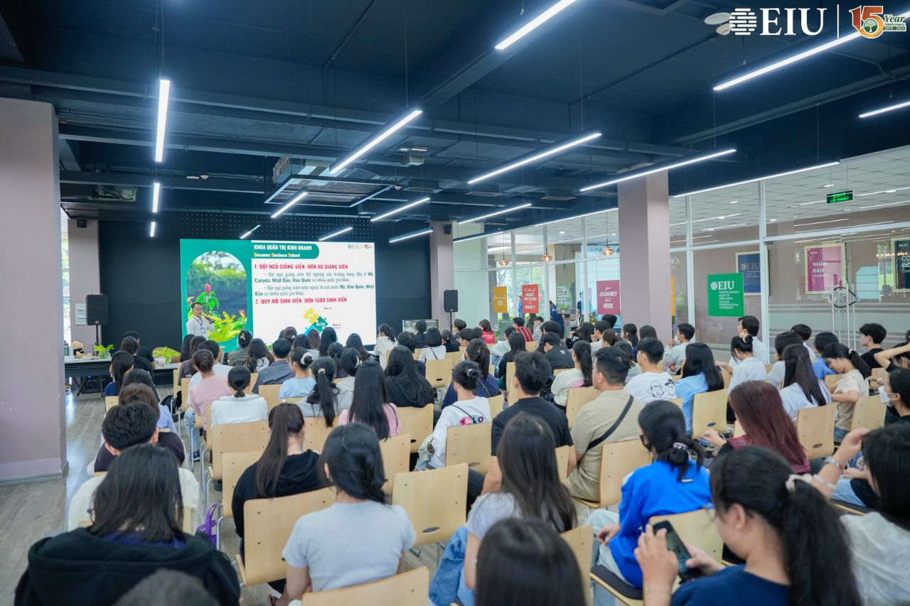 Học sinh tham quan môi trường học tập tại EIU