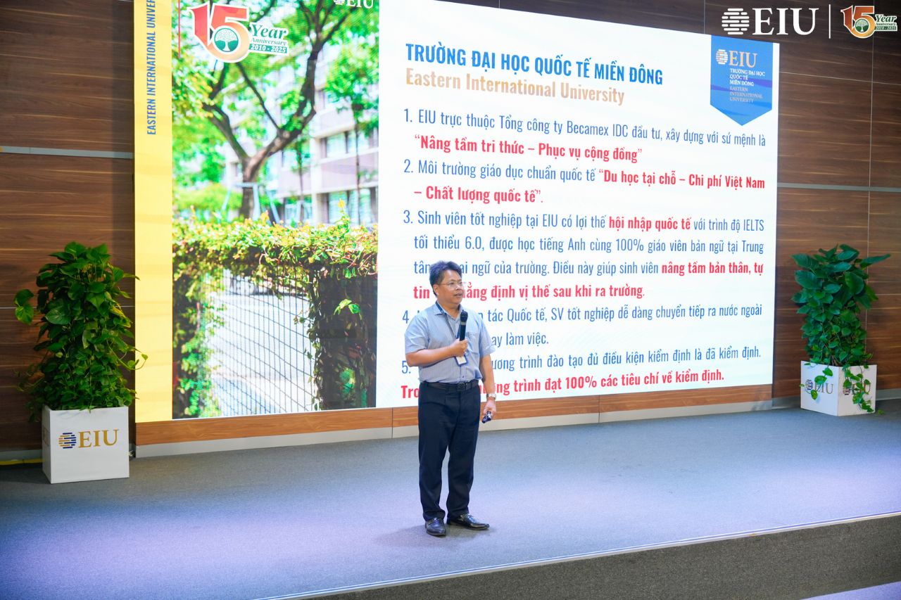 Phó Hiệu trưởng Nhà trường chia sẻ tại phần tư vấn Hội trường