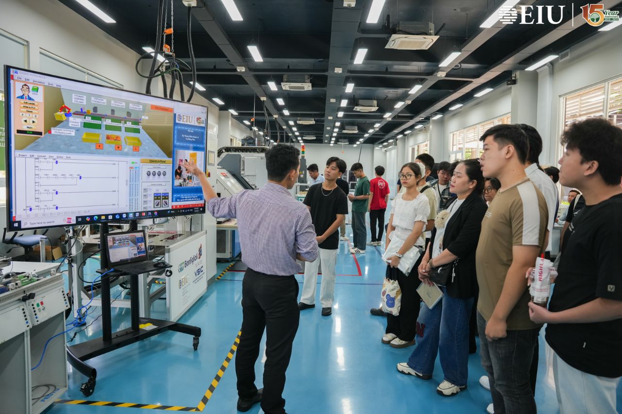 Học sinh tham quan môi trường học tập tại EIU