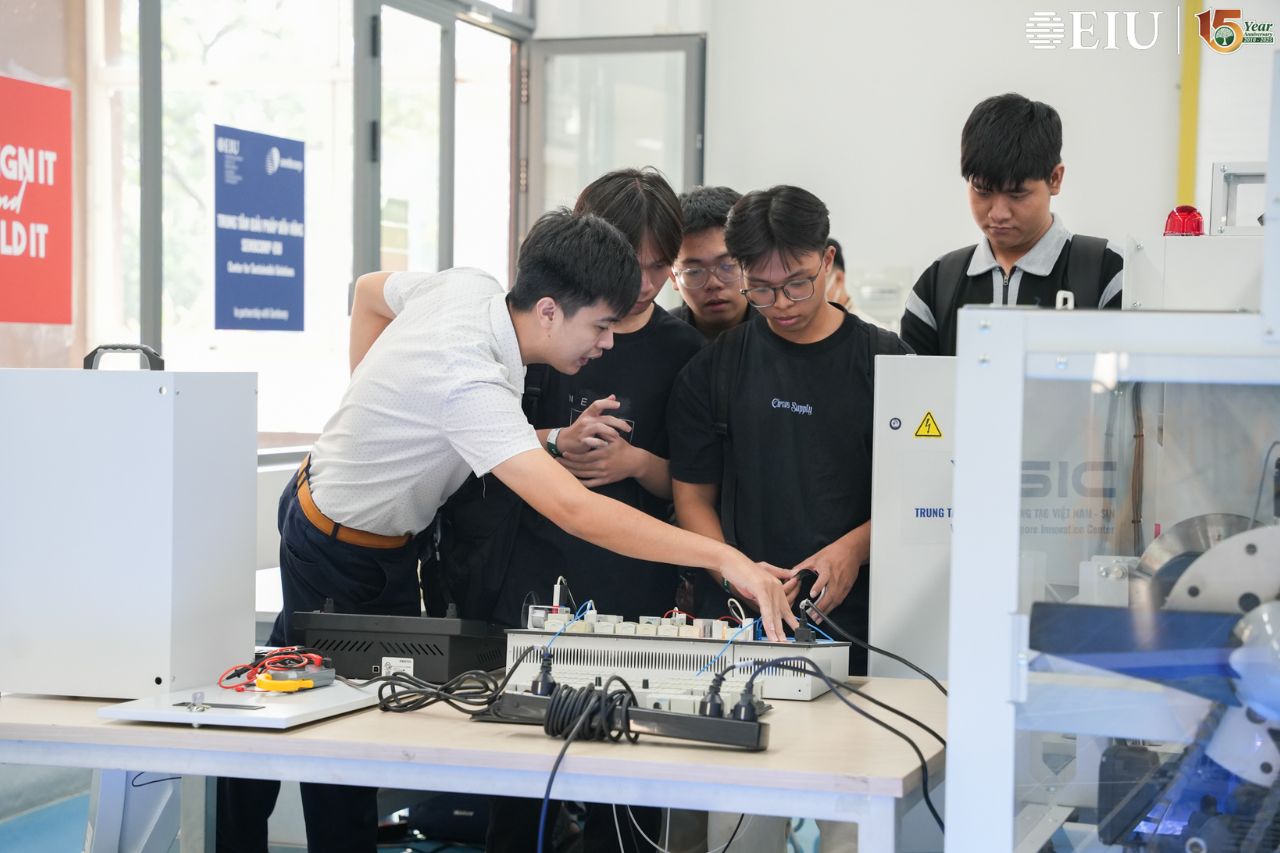 Học sinh tham quan môi trường học tập tại EIU
