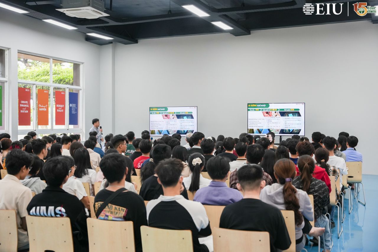Học sinh tham quan môi trường học tập tại EIU
