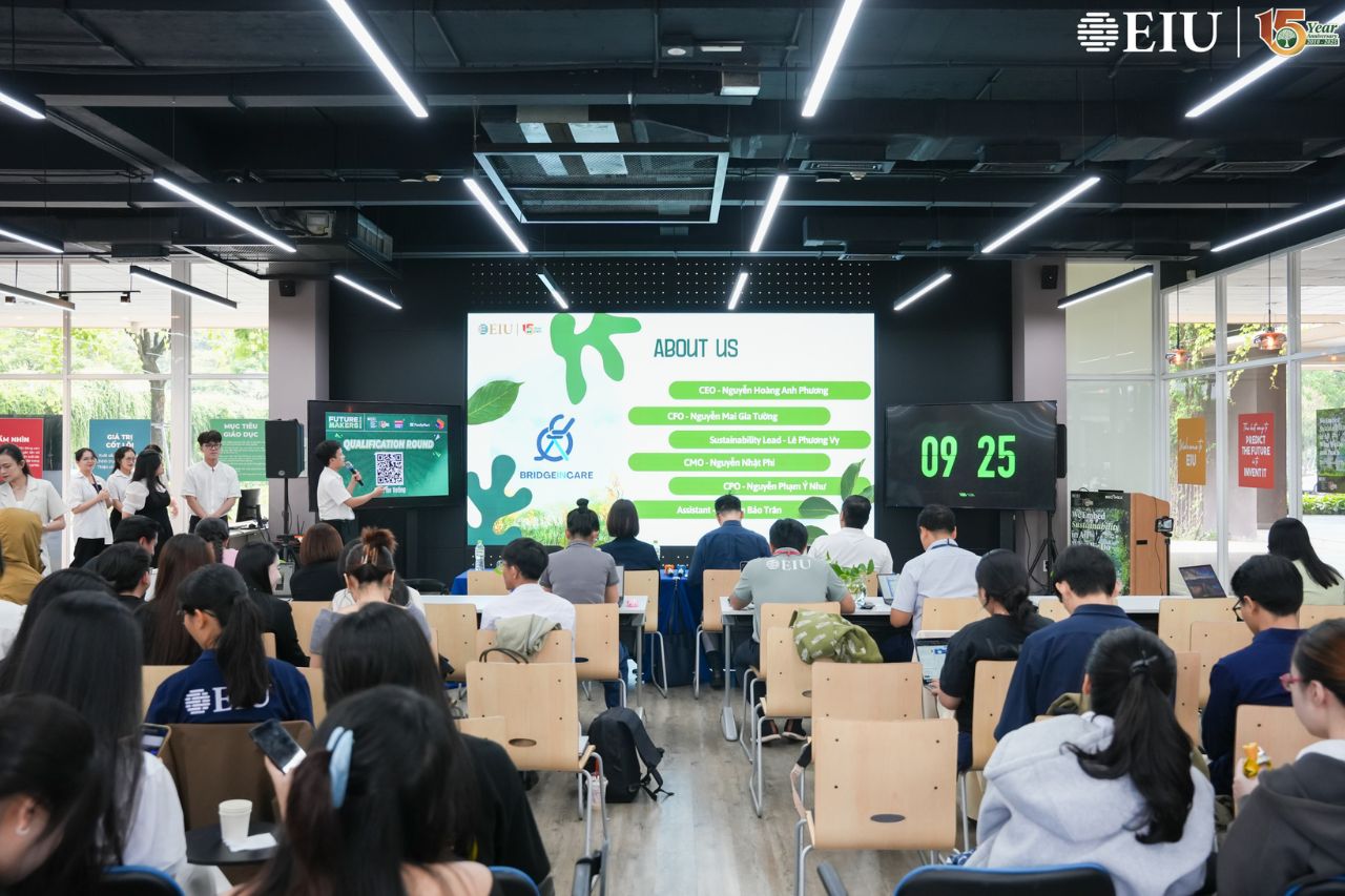 Các đội trình bày dự án tại cuộc thi